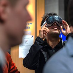 Mann testet Apple Vision Pro