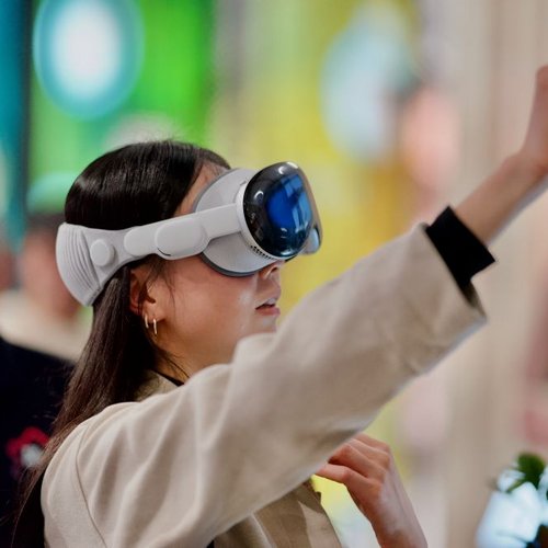 Frau testet Apple Vision Pro