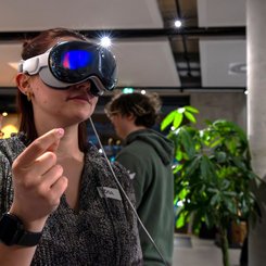 Frau testet Apple Vision Pro