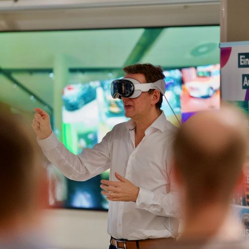 Mann testet Apple Vision Pro