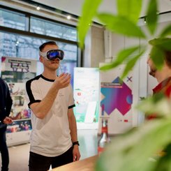 Mann testet Apple Vision Pro