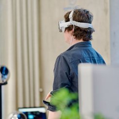 Mann testet Apple Vision Pro