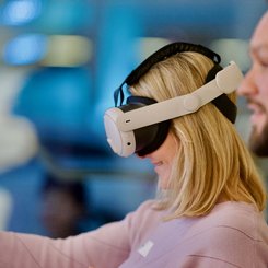 Frau testet Meta Quest 3