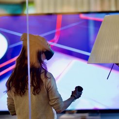 Frau testet Meta Quest Pro